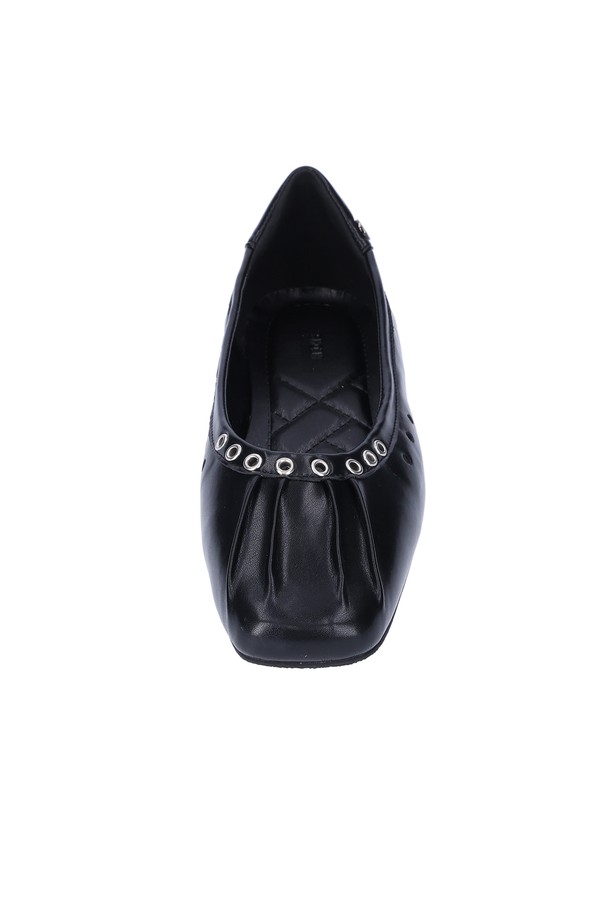 무아 스트랩 플랫(블랙)_F1121은 여성들을 위한 플랫슈즈입니다. 합성가죽 소재에 1cm 굽 높이의 플랫 타입으로, 발을 편안하게 감싸는 쿠션 라텍스 깔창을 사용했습니다. 앞코는 스퀘어 토 디자인이며, 스트랩으로 발등을 잡아주어 안정적인 착용감을 제공합니다. 일상, 데이트, 쇼핑 등의 TPO에 맞춰 미니멀, 클래식, 캐주얼 스타일로 연출하기 좋으며, 봄, 여름, 가을 계절에 활용하기 좋은 블랙 컬러의 무지 플랫슈즈입니다.
