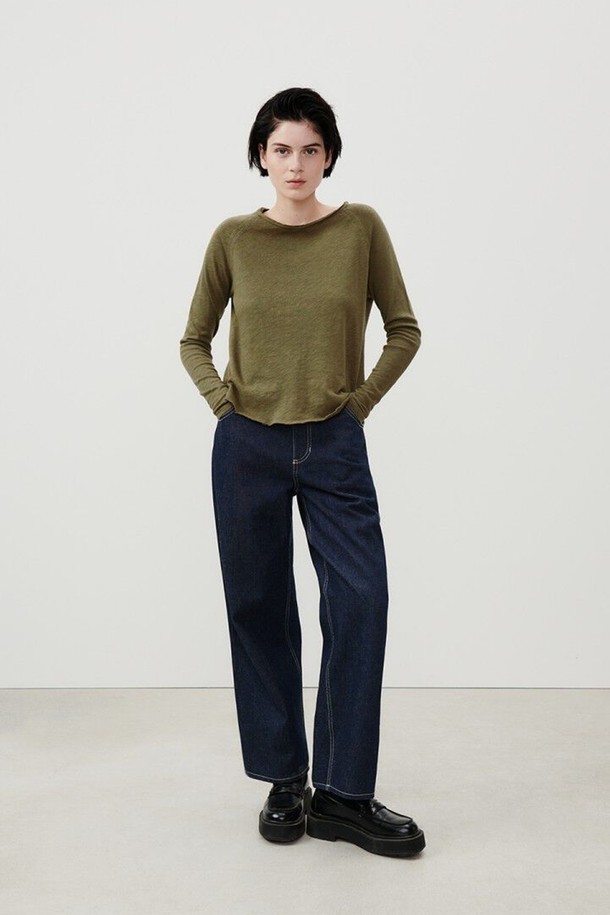 소노마 부이송 빈티지 티셔츠는 남녀 모두 착용 가능한 베이직한 디자인의 긴소매 티셔츠입니다. 오가닉 코튼 100% 소재로 제작되어 부드러운 촉감과 편안한 착용감을 제공하며, 사계절 내내 활용 가능합니다. 미니멀하고 깔끔한 스트레이트 핏에 보트넥 라인으로 디자인되었으며, 로우 엣지 마감으로 빈티지한 무드를 더했습니다. 데이트룩, 카페룩 등 다양한 TPO에 자연스럽게 어울리며, 미니멀, 클래식, 캐주얼 스타일을 연출하기 좋습니다. 레이어드하여 다양한 스타일을 시도해 보세요.
