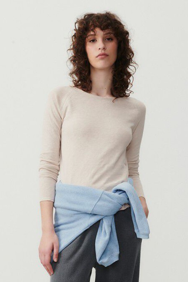 SONOMA(소노마) 롱 슬리브 마스틱 빈티지 티셔츠는 베이직하고 캐주얼한 스타일의 공용 티셔츠입니다. 봄, 가을에 적합한 얇은 두께의 긴소매 면 티셔츠로, 부드러운 촉감이 특징입니다. 라운드넥 디자인에 레귤러핏으로 편안하게 착용 가능하며, 빈티지 워싱 처리로 은은한 멋을 더했습니다. 동네 마실룩이나 산책룩, 캐주얼, 미니멀, 클래식 스타일을 즐기는 분들께 추천합니다.
