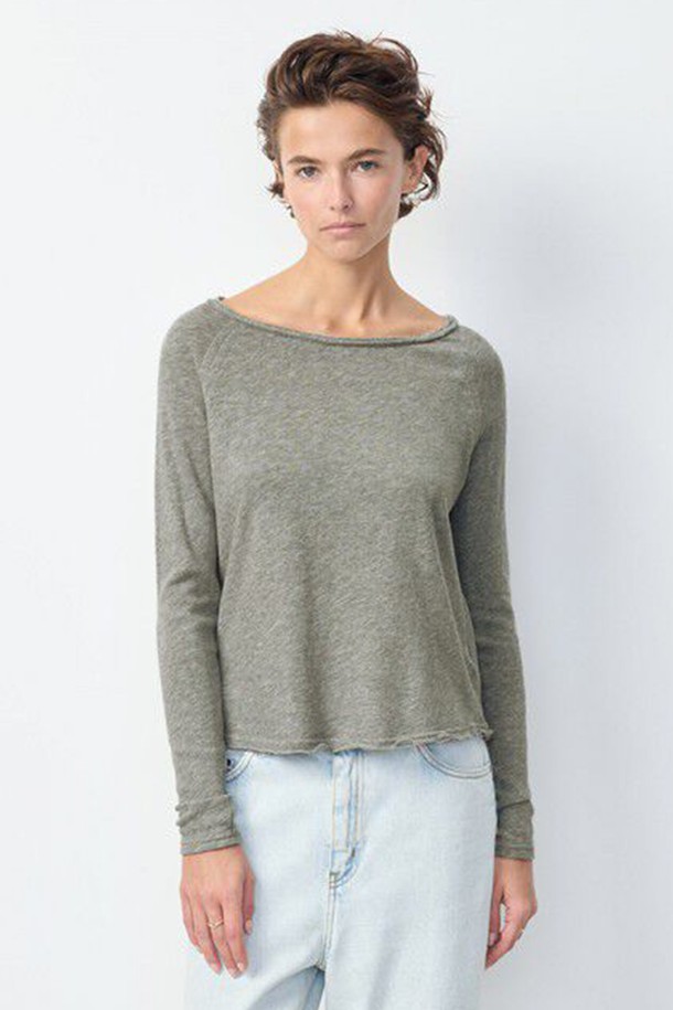 SONOMA (소노마) 롱 슬리브 헤더 그레이 그리쉬는 남성용 티셔츠입니다. 베이직 스타일의 무지 디자인으로, 봄, 가을에 착용하기 좋습니다. 라운드넥 긴소매 면 티셔츠로, 출근룩이나 겨울 데일리룩 등 다양한 TPO에 활용할 수 있습니다. 캐주얼, 미니멀, 클래식 스타일을 즐겨 입는 분들께 추천하며, 기본 티셔츠로 이너웨어로도 활용도가 높습니다.
