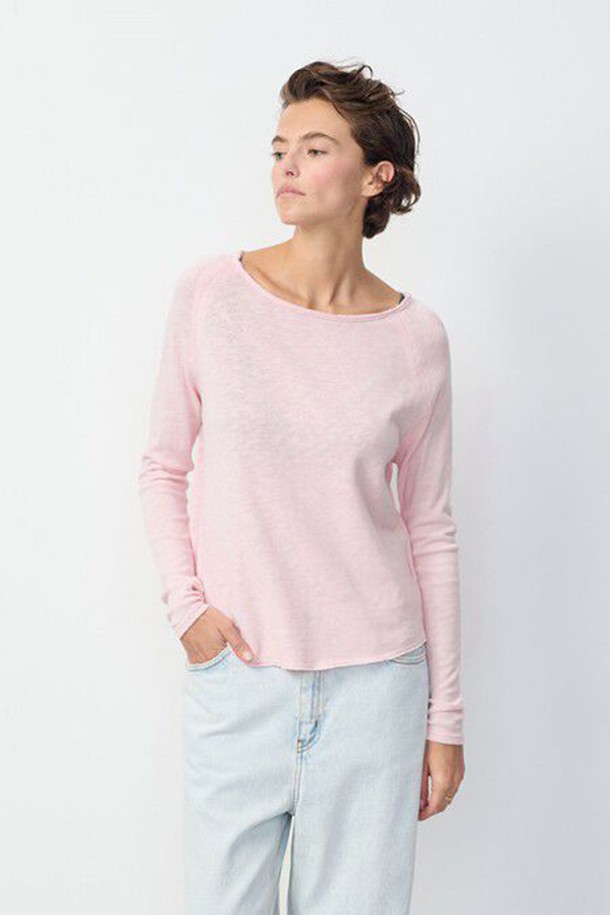 SONOMA_LONG SLEEVE_GUIMAUVE VINTAGE (소노마 롱 슬리브 기모브 빈티지)는 부드러운 촉감의 면 소재로 제작된 여성용 긴소매 티셔츠입니다. 핑크 컬러의 무지 디자인으로, 베이직하고 캐주얼한 스타일을 연출하며, 레귤러핏으로 편안하게 착용할 수 있습니다. 봄, 가을에 활용하기 좋은 얇은 두께로, 데이트룩과 카페룩에 잘 어울립니다. 이너웨어로 활용하기에도 좋으며, 미니멀하고 클래식한 룩을 연출하기에 적합합니다. 기본 티셔츠로 다양한 스타일을 소화할 수 있어 활용도가 높습니다.
