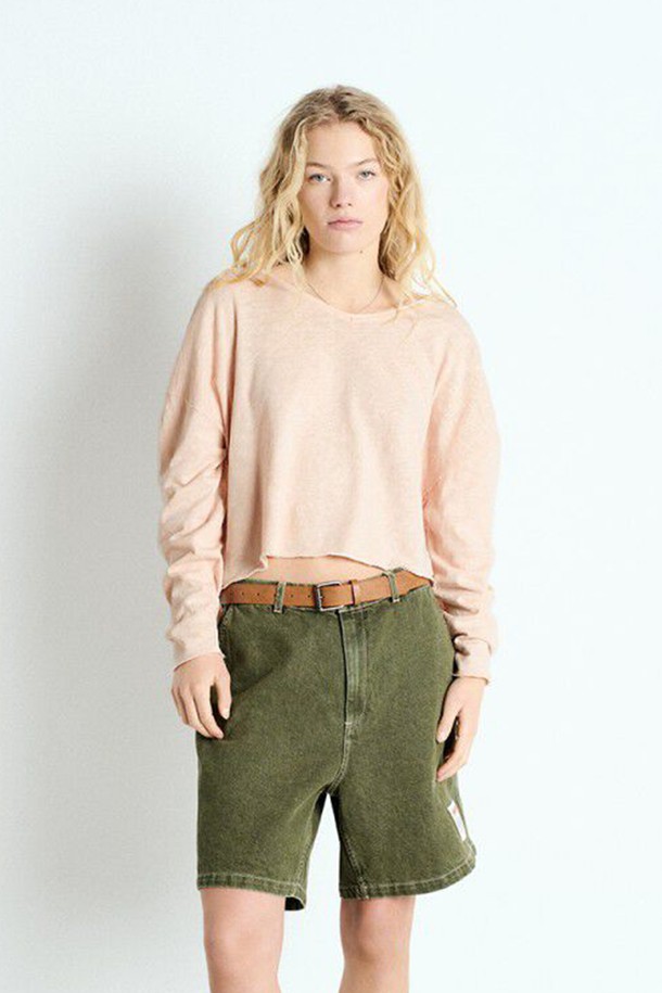 SONOMA(소노마) V넥 비스킷 빈티지 티셔츠는 베이직하면서도 빈티지한 무드를 연출하는 공용 티셔츠입니다. 부드러운 면 소재로 제작되어 얇고 가벼워 봄, 여름철 데일리로 편안하게 착용할 수 있습니다. 레귤러 핏과 V넥 디자인이 특징이며, 긴 소매 기장으로 다양한 스타일 연출이 가능합니다. 비스킷 컬러의 무지 디자인으로 어떤 하의와도 쉽게 매치할 수 있으며, 이너웨어로도 활용 가능합니다. 소노마만의 시그니처 디자인과 타임리스 스타일을 경험해 보세요.
