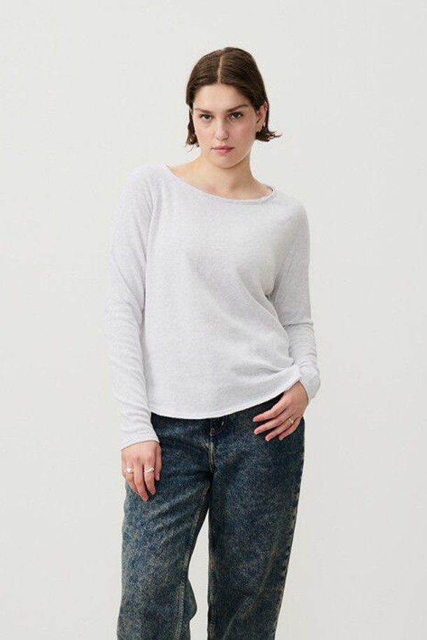 소노마_롱 슬리브_아르크티크 친(SONOMA_LONG SLEEVE_ARCTIQUE CHINE)은 부드러운 면 소재의 긴팔 티셔츠입니다. 베이직하고 캐주얼한 스타일로, 봄, 가을에 활용하기 좋습니다. 레귤러핏 라운드넥 디자인으로, 얇은 두께감 덕분에 이너웨어로도 착용하기 좋습니다. 집콕룩이나 동네 마실룩에 편안하게 매치할 수 있으며, 캐주얼, 미니멀, 클래식 스타일을 즐기는 분들께 추천합니다. 회색 무지 디자인으로 어떤 옷에도 쉽게 코디할 수 있습니다.
