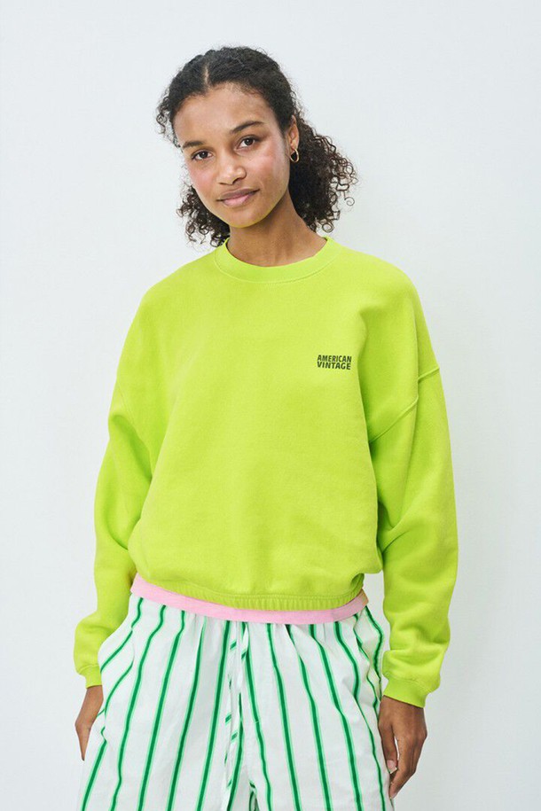 IZUBIRD_CITRUS VINTAGE (아이쥬버드_시트러스 빈티지)는 부드러운 촉감의 플리스 소재로 제작된 여성용 긴소매 크롭 티셔츠입니다. 네온 옐로우 컬러에 루즈핏으로 캐주얼, 스포티 스타일을 연출하며, 봄, 가을 시즌에 착용하기 좋습니다. 스웻셔츠 디자인에 신축성이 있어 편안하게 활동할 수 있으며, 무지 패턴으로 다양한 하의와 코디네이션이 용이합니다. 일상, 동네 마실, 집콕, 산책 등 폭넓은 TPO에 활용할 수 있는 아이템입니다. 라운드넥에 두꺼운 두께감으로 포근함을 더했습니다.
