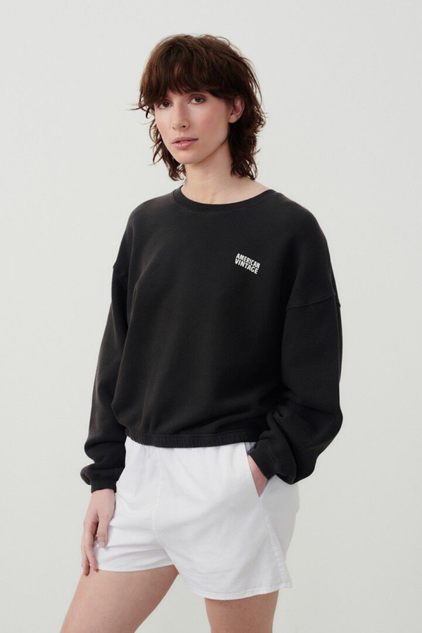 IZUBIRD_레글리스 빈티지 여성 티셔츠는 부드러운 촉감의 면 스판덱스 혼방 소재로 제작되어 봄, 가을, 겨울철에 활용하기 좋습니다. 루즈핏 라운드넥 디자인에 두꺼운 플리스 안감으로 포근함을 더했으며, 무지 패턴과 긴 소매 기장으로 베이직하면서도 캐주얼한 스타일을 연출합니다. 집콕룩, 겨울 데일리룩, 산책룩 등 다양한 TPO에 맞춰 미니멀하고 클래식한 분위기를 완성할 수 있습니다. 면 98%, 엘라스틴 2% 혼방의 스웻셔츠 디자인으로 편안한 착용감을 선사합니다.
