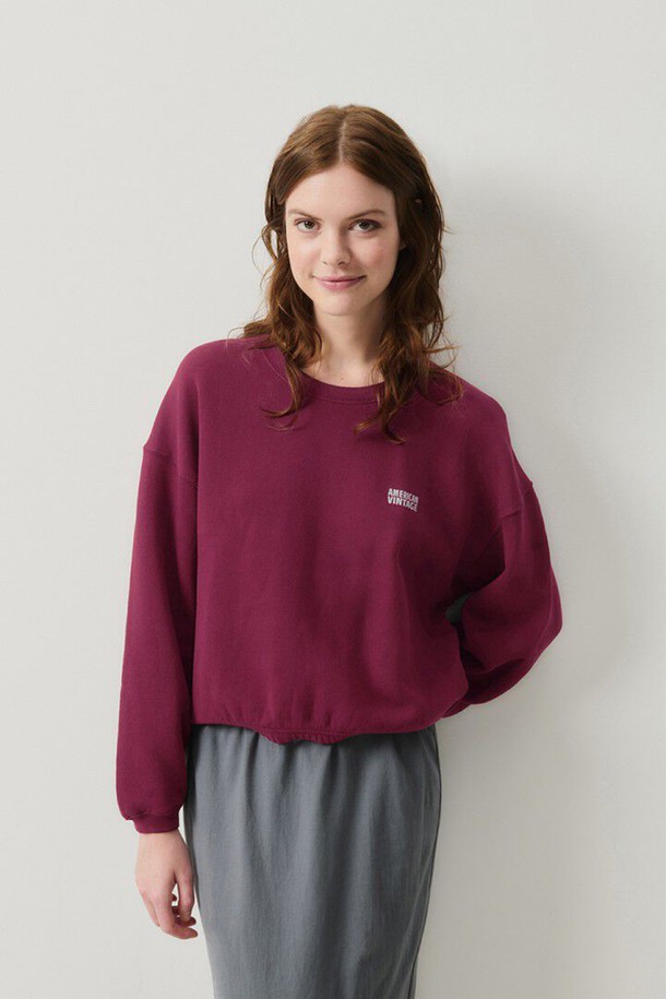 아이주버드_보르도 빈티지 티셔츠는 여성용 상의로, 가을과 겨울에 따뜻하게 입을 수 있는 긴소매 크롭 티셔츠입니다. 부드러운 촉감의 플리스 소재에 면 98%, 엘라스틴 2% 혼방으로 제작되어 편안한 착용감을 선사합니다. 보르도 컬러의 무지 디자인에 루즈핏과 라운드넥으로 캐주얼, 베이직, 미니멀, 클래식 스타일을 연출하기 좋습니다. 두꺼운 두께감으로 겨울 데일리룩, 집콕룩, 산책룩 등 다양한 TPO에 활용할 수 있는 스웻셔츠 디자인입니다.
