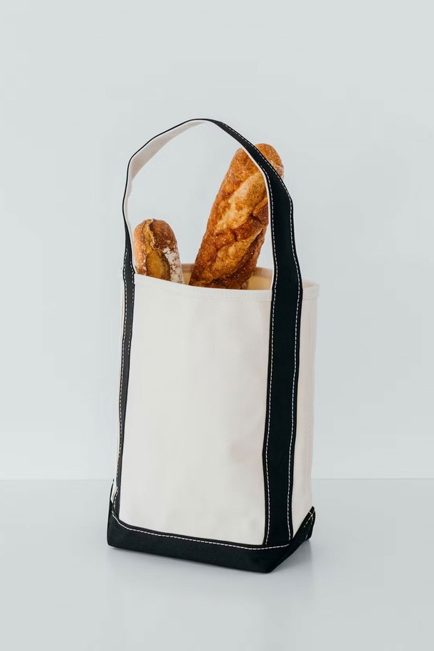 25SS 스몰 사이즈 템베아 바게트 토트백_Natural + Black은 여성의 데이트룩, 출근룩, 모임룩에 어울리는 토트백입니다. 캔버스 소재의 스몰 사이즈 가방으로, 내추럴과 블랙 컬러의 투톤 배색이 특징입니다. 심플한 무지 디자인에 스티치 디테일로 포인트를 더했으며, 오픈형으로 편리하게 사용할 수 있습니다. 캐주얼, 미니멀, 클래식 스타일을 즐겨 입는 분들께 추천하는 바게트 스타일의 가방입니다.
