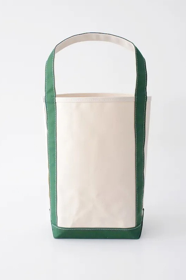 25SS 템베아 바게트 토트백_Natural + Green은 캔버스 소재의 미디엄 사이즈 토트백입니다. 내추럴 컬러와 그린 컬러 배색의 투톤 디자인이 특징이며, 무지 패턴으로 미니멀하고 클래식한 분위기를 연출합니다. 오픈형 잠금 방식으로 편의성을 높였으며, 바게트 스타일의 디자인이 돋보입니다. 데이트룩, 산책룩, 여행룩 등 다양한 TPO에 캐주얼하게 매치할 수 있습니다. 손잡이가 있어 실용성을 더했습니다.
