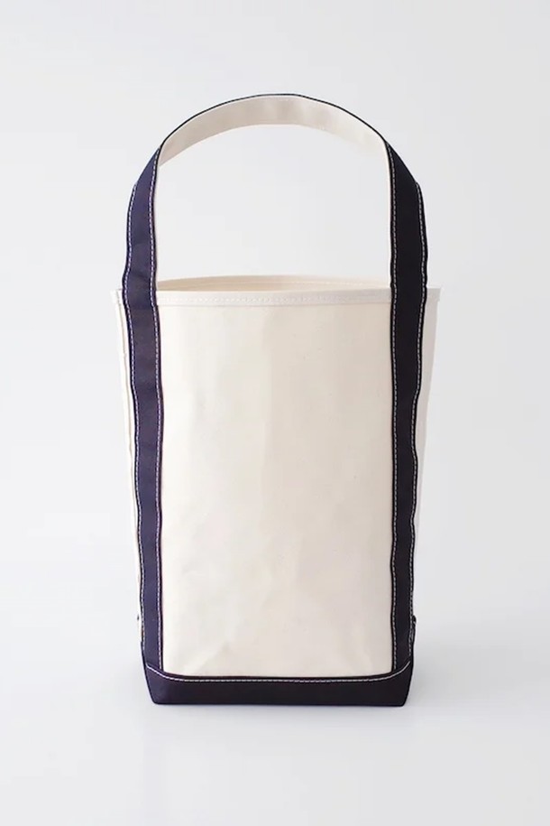 **25SS 미디엄 사이즈 템베아 바게트 토트백_Natural + Black**

내추럴 컬러 캔버스 소재와 블랙 컬러 배색이 돋보이는 템베아(TEMBEA) 바게트 토트백입니다. 미디엄 사이즈로, 넉넉한 수납 공간을 제공하여 일상에서 유용하게 활용할 수 있습니다. 무지 디자인에 사각 형태, 오픈형 잠금 방식으로 심플함을 더했습니다. 캐주얼, 미니멀, 클래식 스타일을 즐겨 입는 여성분들에게 베이직하면서도 세련된 포인트를 선사합니다. 캔버스백 특유의 내추럴한 질감이 멋스러운 가방입니다.
