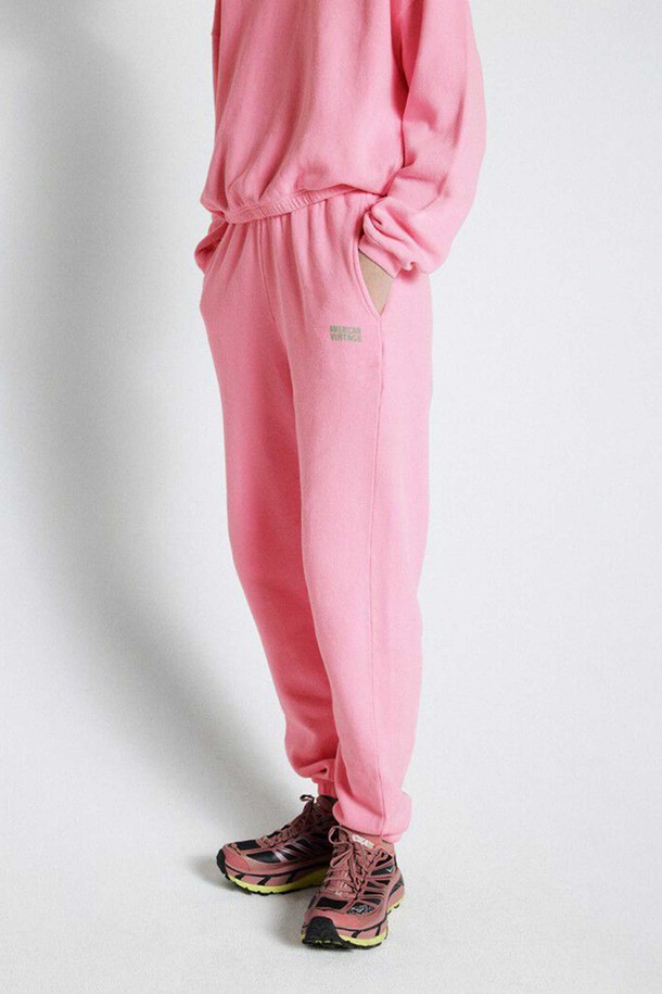 "JOGGERS IZUBIRD_ROSE VINTAGE"는 여성용 조거 팬츠입니다. 봄, 가을에 어울리는 부드러운 면 소재로 제작되었으며, 루즈핏과 조거핏의 편안한 착용감을 선사합니다. 핑크 컬러의 무지 디자인에 빈티지한 느낌을 더해 캐주얼, 스포티, 미니멀한 스타일을 연출하기 좋습니다. 산책룩으로 활용하기에 적합하며, 밴딩 처리로 활동성을 높였습니다. 
