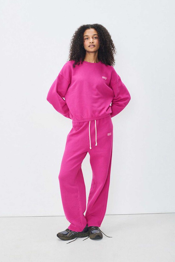 "SWEATSHIRT IZUBIRD_BEGONIA VINTAGE"는 여성용 스웨트셔츠로, 핑크 컬러의 무지 디자인이 돋보입니다. 봄, 가을, 겨울에 착용하기 좋으며, 루즈핏과 라운드넥으로 편안한 착용감을 선사합니다. 면 소재로 제작되어 부드러운 촉감을 느낄 수 있으며, 두꺼운 두께감으로 따뜻함을 더합니다. 빈티지 스타일의 이 스웨트셔츠는 집콕룩과 산책룩, 캐주얼 및 미니멀 스타일을 즐겨 입는 분들께 추천합니다. 긴 소매 기장의 레귤러 기장으로, 다양한 하의와 매치하여 스타일리시하게 연출할 수 있습니다.
