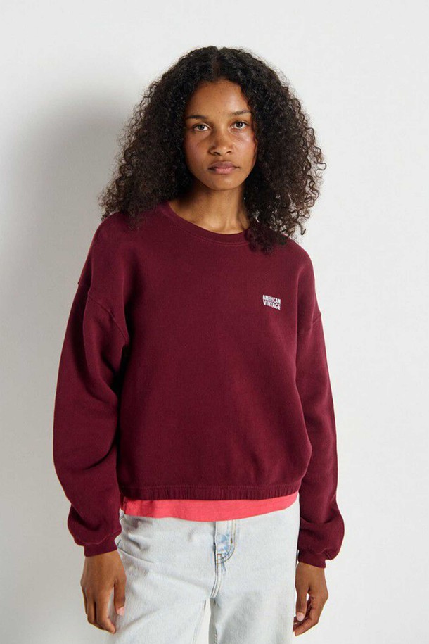 "SWEATSHIRT IZUBIRD_BORDEAUX VINTAGE"는 여성스러운 무드를 더하는 크롭 기장의 스웨트셔츠입니다. 부드러운 면 소재로 제작되어 편안한 착용감을 선사하며, 가을과 겨울에 따뜻하게 입을 수 있습니다. 버건디와 보르도 컬러로 세련된 분위기를 연출하며, 라운드넥과 긴 소매 디자인으로 베이직하면서도 캐주얼한 스타일을 완성합니다. 집콕룩이나 산책룩 등 편안한 일상에 잘 어울리며, 미니멀한 스타일을 즐겨 입는 분들께 추천합니다.
