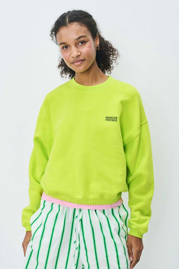 "SWEATSHIRT IZUBIRD_CITRUS VINTAGE"는 여성용 스웨트셔츠입니다. 네온 옐로우와 시트러스 컬러의 조화가 돋보이며, 봄, 가을에 캐주얼하고 스포티한 스타일을 연출하기 좋습니다. 넉넉한 오버핏에 라운드넥 디자인으로 편안한 착용감을 선사하며, 두꺼운 면 소재로 제작되어 부드러운 촉감을 느낄 수 있습니다. 빈티지한 감성을 더하여 개성 있는 스타일을 완성해보세요. 긴 소매 기장의 무지 디자인으로 다양한 룩에 활용하기 좋습니다.
