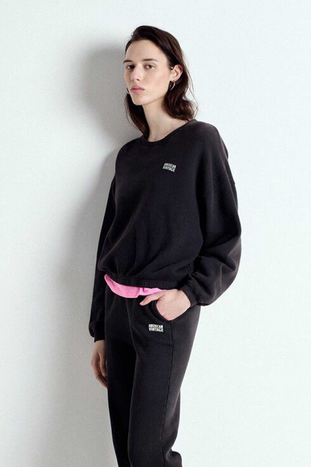 SWEATSHIRT IZUBIRD_REGLISSE 빈티지 스웨트셔츠는 베이직하면서도 캐주얼한 스타일을 추구하는 여성 고객을 위한 제품입니다. 블랙 컬러의 루즈핏 라운드넥 디자인으로, 봄, 가을, 겨울 세 계절 모두 활용 가능합니다. 면 소재의 두꺼운 긴소매 스웨트셔츠로 부드러운 촉감을 선사하며, 빈티지한 매력을 더했습니다. 미니멀하고 클래식한 스타일을 선호하는 고객에게 적합합니다.

