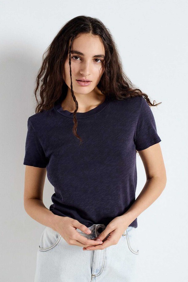 네이비 블루 컬러의 빈티지 디자인이 돋보이는 여성 반팔 티셔츠입니다. 부드러운 면 소재로 제작되어 편안한 착용감을 제공하며, 봄, 여름철 일상복으로 활용하기 좋습니다. 레귤러 핏에 라운드넥 디자인으로 베이직하면서도 캐주얼한 스타일을 연출합니다. 산책룩, 캐주얼, 미니멀, 클래식 스타일을 즐겨 입는 분들께 추천합니다. 얇은 두께감으로 시원하게 착용할 수 있습니다.
