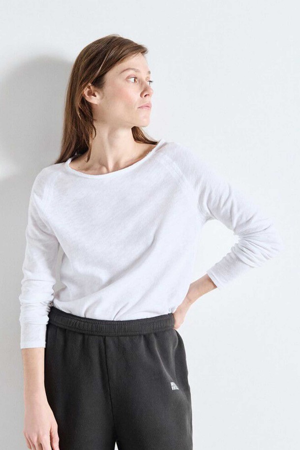 SONOMA_BLANC (소노마 블랑)은 여성용 상의로, 봄, 가을에 어울리는 레귤러 핏의 긴소매 라운드넥 블라우스입니다. 부드러운 면 소재로 제작되어 얇고 편안한 착용감을 선사하며, 데일리룩과 출근룩에 모두 잘 어울립니다. 심플한 디자인과 무지 패턴은 미니멀하고 베이직한 스타일을 연출하며, 다양한 하의와 코디네이션하기 용이합니다. 화이트 컬러로 깔끔하고 세련된 이미지를 더해줍니다.
