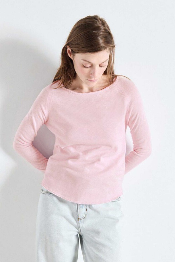 SONOMA_GUIMAUVE 빈티지 셔츠/블라우스는 부드러운 면 소재로 제작되어 봄, 가을에 착용하기 좋습니다. 여성용 레귤러핏 긴소매 셔츠로, 베이직하고 캐주얼한 스타일을 연출합니다. 핑크색 무지 디자인에 보트넥 디테일이 돋보이며, 얇은 두께감으로 편안한 착용감을 선사합니다. 미니멀, 클래식 무드를 더해 일상에서 다양한 스타일로 활용하기 좋은 빈티지 셔츠입니다.
