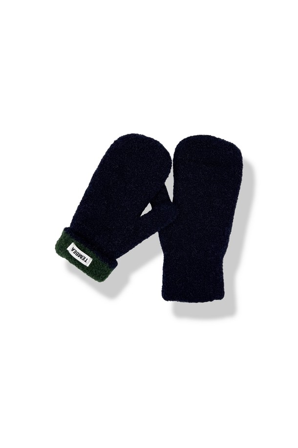 [TEMBEA] 템베아 25 FW GUNTE_MITTEN_NAVY+GREEN은 캐주얼, 미니멀, 클래식 스타일을 아우르는 공용 장갑입니다. 네이비와 그린 컬러 배색이 돋보이며, 가을과 겨울에 착용하기 좋은 두꺼운 두께감의 니트 소재로 제작되었습니다. 부드러운 촉감과 보온 기능을 갖춰 추운 날씨에도 따뜻하게 손을 보호해 줍니다. 미튼 스타일 디자인에 템베아 로고가 더해져 세련된 포인트를 더했습니다. 일상생활에서 편안하게 착용할 수 있는 실용적인 아이템입니다.
