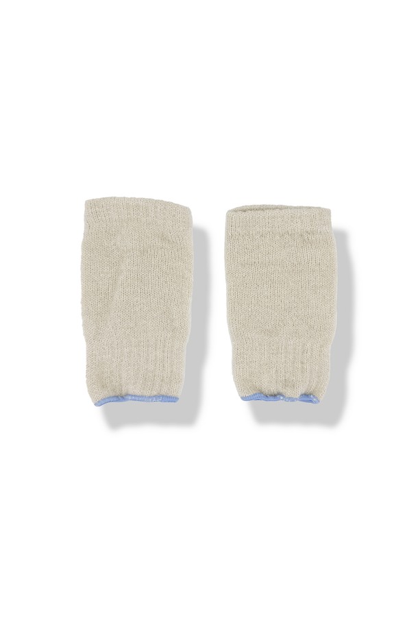 [TEMBEA] 템베아 25 FW GUNTE_ARM 워머는 오트밀과 삭스 두 가지 색상으로 출시되어, 가을과 겨울철에 따뜻하게 착용할 수 있는 팔 부분 착용 아이템입니다. 얇고 부드러운 촉감의 무지 디자인으로, 베이직한 스타일을 선호하는 분들께 적합합니다. 출근룩과 모임룩 등 다양한 TPO에 활용 가능하며, 미니멀, 캐주얼, 클래식 스타일을 즐겨 입는 분들께 추천합니다. 보온 기능을 갖춰 쌀쌀한 날씨에도 따뜻함을 유지해줍니다.
