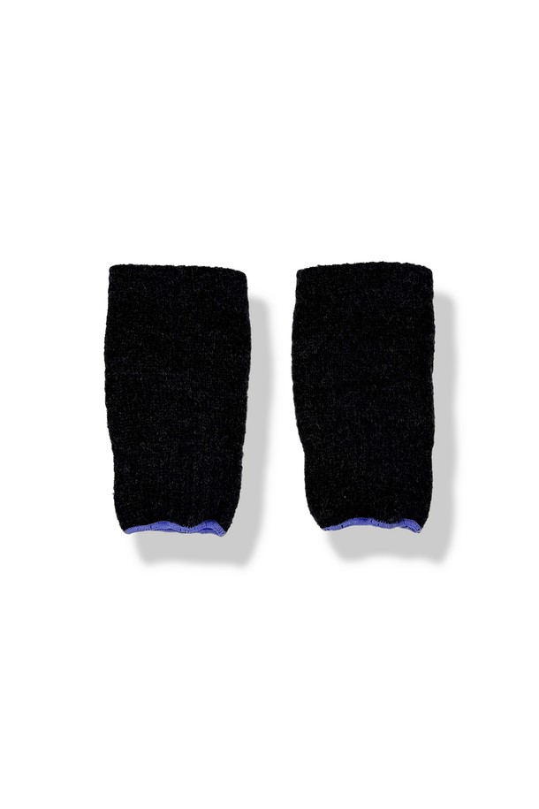 [TEMBEA] 템베아 25 FW GUNTE_ARM WARMER_CHARCOAL+LAVENDER는 가을, 겨울 시즌에 착용하기 좋은 암워머입니다. 차콜과 라벤더, 투톤 배색으로 디자인되어 캐주얼, 미니멀, 클래식 스타일의 출근룩, 모임룩에 포인트를 더합니다. 두꺼운 두께감으로 보온성을 높여 추운 날씨에도 따뜻하게 착용할 수 있으며, 무지 디자인으로 다양한 의상에 매치하기 용이합니다.
