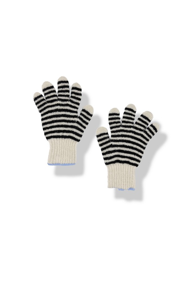 [TEMBEA] 템베아 25 FW 군테 보더_오트밀 x 차콜+삭스 장갑은 캐주얼하고 미니멀한 스타일을 추구하는 모든 분들을 위한 손가락 장갑입니다. 오트밀, 차콜, 삭스 세 가지 색상의 스트라이프 패턴으로 디자인되어 있으며, 부드러운 니트 소재로 제작되어 가을과 겨울에 따뜻하게 착용할 수 있습니다. 보온 기능에 충실하며, 일상생활에서 편안하게 사용할 수 있는 아이템입니다. 템베아 특유의 감성이 돋보이는 디자인으로, 어떤 스타일에도 자연스럽게 매치하여 포인트를 줄 수 있습니다.
