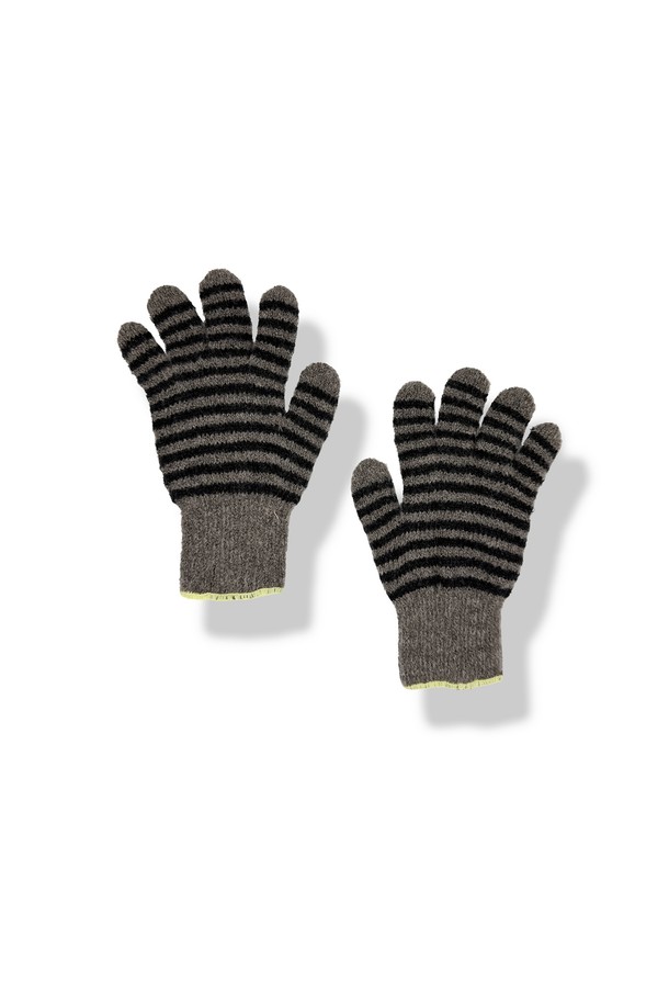 [TEMBEA] 템베아 25 FW GUNTE BORDER_DK BEIGE x CHARCOAL+SAX는 부드러운 니트 소재로 제작된 장갑입니다. 다크 베이지, 차콜, 삭스 세 가지 색상의 조화가 돋보이며, 가을과 겨울에 착용하기 좋습니다. 보더 패턴 디자인으로 캐주얼, 미니멀, 클래식 스타일 모두 소화 가능합니다. 보통 두께감으로 보온성을 제공하며 일상생활에서 활용하기 좋습니다. 템베아 특유의 감성이 묻어나는 디자인으로, 겨울철 스타일링에 포인트를 더해줍니다.
