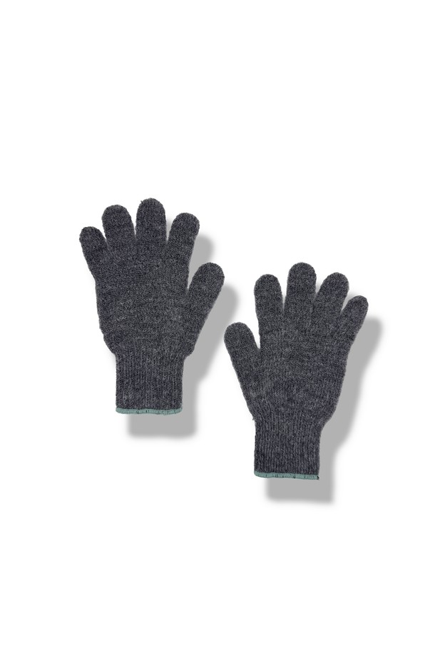 [TEMBEA] 템베아 25 FW GUNTE_MID GREY+UGUISU는 울과 나일론 혼방 소재로 제작된 니트 장갑입니다. 미드 그레이와 우구이스 두 가지 색상으로 출시되어 가을, 겨울철 베이직 스타일을 연출하기 좋습니다. 부드러운 촉감과 보온 기능을 갖춰 일상생활에서 편안하게 착용할 수 있습니다. 클래식, 미니멀, 캐주얼 등 다양한 스타일에 매치하여 활용도를 높일 수 있습니다. 본 제품은 남녀 공용으로 사용할 수 있습니다.
