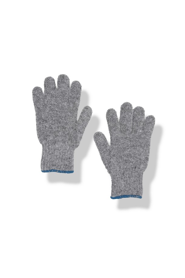 템베아 25 FW GUNTE (LT GREY + RAIN BLUE)는 부드러운 촉감의 니트 소재로 제작된 손가락 장갑입니다. 라이트 그레이와 레인 블루 색상의 조화가 돋보이며, 가을과 겨울철 일상에서 따뜻하게 착용하기 좋습니다. 미니멀, 클래식, 캐주얼 스타일 모두에 잘 어울리는 디자인으로, 보온 기능을 갖춘 실용적인 아이템입니다. 무지 디자인으로 어떤 스타일에도 매치하기 용이하며, 데일리룩에 포인트를 더해줍니다.
