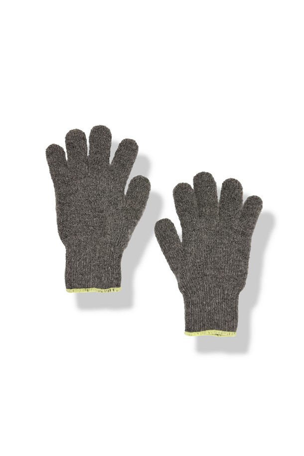 [TEMBEA] 템베아 25 FW GUNTE_DK BEIGE+LEMON은 다크 베이지와 레몬 컬러 배색이 돋보이는 장갑입니다. 니트 소재로 제작되어 부드러운 촉감을 선사하며, 가을과 겨울에 따뜻하게 착용할 수 있습니다. 얇은 두께감으로 답답함 없이 일상생활에서 활용하기 좋고, 미니멀, 클래식, 캐주얼 스타일의 출근룩에 매치하여 세련된 분위기를 연출할 수 있습니다. 무지 디자인으로 어떤 옷에도 잘 어울리며, 보온 기능을 갖춰 추운 날씨에도 따뜻함을 유지해 줍니다.
