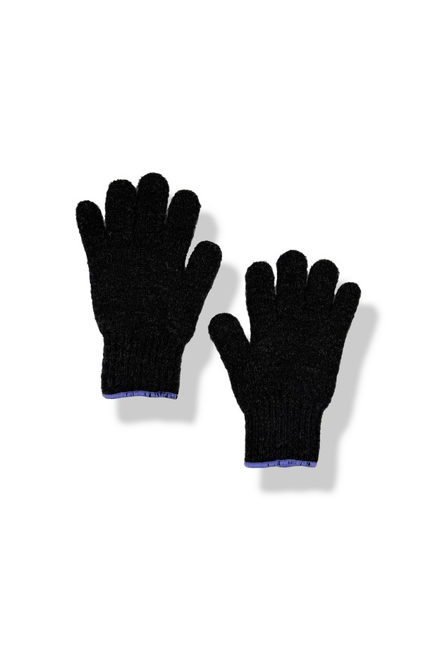 [TEMBEA] 템베아 25 FW GUNTE_CHARCOAL+LAVENDER는 부드러운 니트 소재로 제작된 손가락 장갑입니다. 차콜과 라벤더 두 가지 색상으로 출시되어, 미니멀, 캐주얼, 클래식 스타일의 옷차림에 잘 어울립니다. 가을, 겨울철 보온성을 제공하며, 출근룩이나 데이트룩에 포인트를 더할 수 있습니다. 무지 디자인으로 어떤 스타일에도 쉽게 매치할 수 있으며, 부드러운 촉감으로 편안하게 착용 가능합니다. 일상생활에서 활용하기 좋은 아이템입니다.
