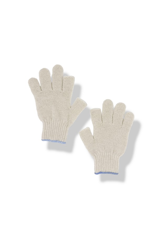 TEMBEA (템베아) 25 FW GUNTE 2FINGERLESS_OATMEAL+SAX는 가을, 겨울 시즌에 착용하기 좋은 여성 및 남성 공용 장갑입니다. 부드러운 면 소재로 제작되었으며, 손가락이 없는 투핑거리스 디자인으로 활동성을 높였습니다. 오트밀과 삭스 컬러 배색이 돋보이며, 캐주얼하고 미니멀한 스타일을 연출하기 좋습니다. 얇은 두께감으로 편안한 착용감을 선사하며 보온 기능까지 갖춘 실용적인 아이템입니다. 일상복에 자연스럽게 매치하여 따뜻함과 스타일을 동시에 즐겨보세요.
