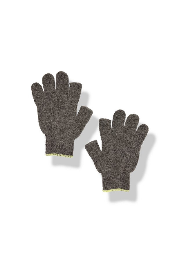 [TEMBEA] 템베아 25 FW GUNTE 2FINGERLESS_DK BEIGE+LEMON은 가을, 겨울철 산책룩에 어울리는 장갑입니다. 다크베이지와 레몬 색상의 조화가 돋보이며, 부드러운 니트 소재로 제작되어 편안한 착용감을 선사합니다. 손가락 없는 투핑거리스 디자인으로 활동성을 높였으며, 캐주얼, 미니멀, 클래식 스타일 모두 소화 가능합니다. 일상생활에서 스타일리시하게 활용하기 좋은 아이템입니다.
