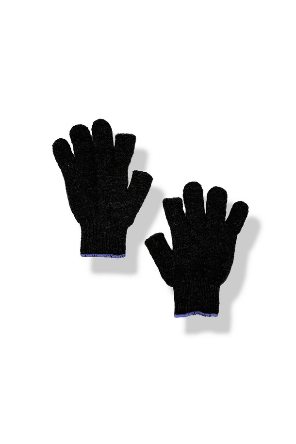 TEMBEA (템베아) 25 FW GUNTE 2FINGERLESS_CHARCOAL+LAVENDER는 캐주얼 및 미니멀 스타일을 지향하는 공용 장갑입니다. 가을과 겨울에 착용하기 적합하며, 손가락 일부가 노출되는 투핑거리스 디자인으로 제작되었습니다. 차콜과 라벤더 두 가지 색상으로 제공되어 산책룩 등 다양한 스타일에 매치하기 좋습니다. 무지 패턴으로 어떤 옷에도 잘 어울리며, 손가락 노출 디자인으로 활동성을 높였습니다. 
