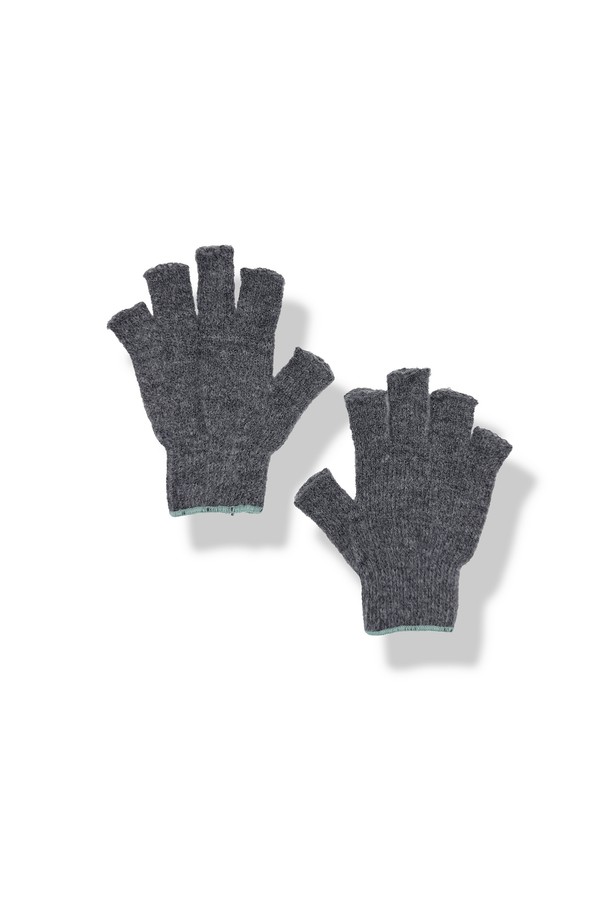 [TEMBEA] 템베아 25 FW GUNTE FINGERLESS_MID GREY+UGUISU는 부드러운 울 소재로 제작된 핑거리스 장갑입니다. 가을과 겨울에 착용하기 좋으며, 미드 그레이와 우구이스 두 가지 색상으로 출시되었습니다. 손가락 없는 디자인으로 실용성을 높였으며, 미니멀, 클래식, 캐주얼 스타일을 즐겨 입는 분들께 추천합니다. 두꺼운 두께감으로 보온성을 더했으며, 일상생활에서 편안하게 착용할 수 있습니다.
