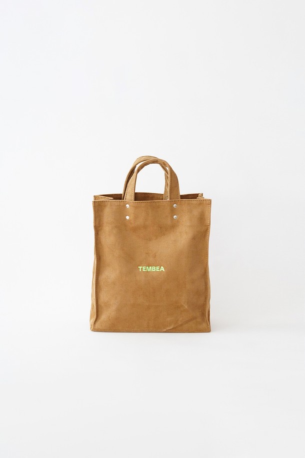 [TEMBEA] 템베아 PAPER TOTE MEDIUM CORDUROY_Beige는 여성용 토트백입니다. 베이지 컬러의 코듀로이 소재로 제작되었으며, 미디엄 사이즈에 무지 패턴으로 심플한 디자인을 자랑합니다. 오픈형 잠금 방식과 사각 형태의 가방 모양은 물건을 쉽게 넣고 꺼낼 수 있도록 도와줍니다. 산책룩, 캐주얼 및 미니멀 스타일 연출에 적합하며 손잡이가 있어 편리하게 사용할 수 있습니다.
