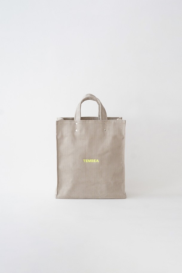 [TEMBEA] 템베아 PAPER TOTE MEDIUM CORDUROY_Lt Grey는 라이트 그레이 컬러의 코듀로이 소재로 제작된 여성용 토트백입니다. 심플한 디자인과 페이퍼백 스타일이 돋보이며, 사각형 모양에 오픈형 잠금 방식으로 편의성을 더했습니다. 미디엄 사이즈로 산책룩, 출근룩, 모임룩 등 다양한 TPO에 활용 가능하며, 캐주얼, 미니멀, 클래식 스타일을 즐겨 입는 분들께 추천합니다. 가볍고 부드러운 코듀로이 소재는 포근한 느낌을 주며, 무지 디자인으로 어떤 스타일에도 잘 어울립니다.
