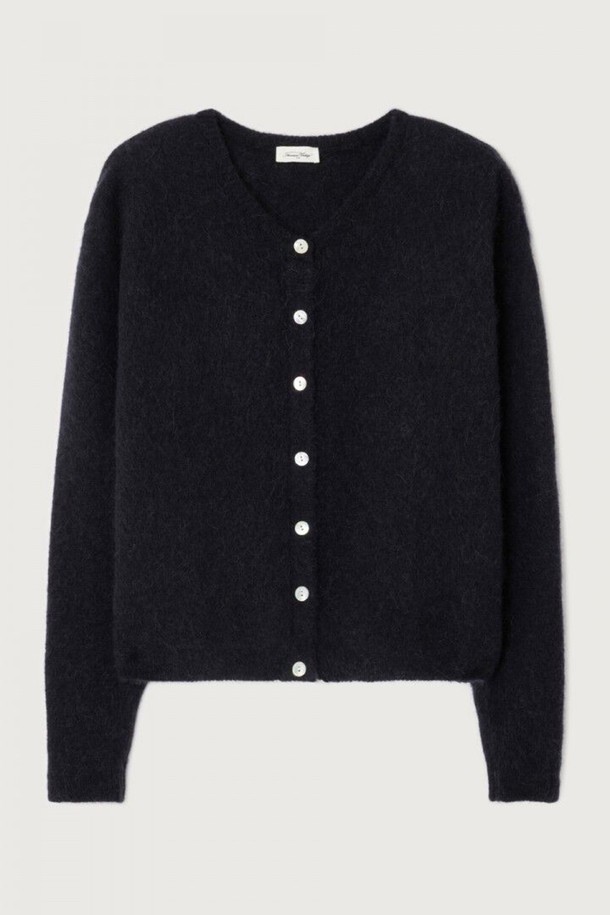 비토 가디건_누아르 블랙은 여성용 니트 가디건입니다. 가을과 겨울에 적합하며, 부드러운 알파카, 울, 폴리아미드, 엘라스틴 혼방 소재로 제작되어 두꺼운 두께감과 포근한 촉감을 선사합니다. 레귤러 핏의 레귤러 기장으로, 버튼 여밈 방식이며, 티셔츠와 레이어드하여 캐주얼, 클래식, 미니멀 스타일로 연출하기 좋습니다. 겨울 데일리룩에 활용하기 좋은 무지 블랙 컬러의 가디건입니다.
