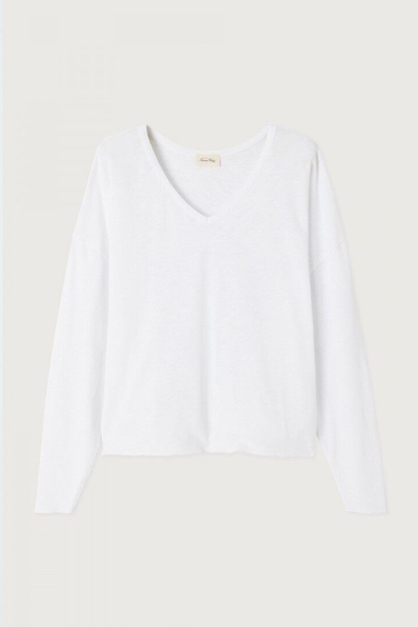 SONOMA(소노마) V넥 화이트 티셔츠는 베이직하면서도 캐주얼한 스타일을 연출하는 여성 의류입니다. 부드러운 면 소재로 제작되어 봄, 여름, 가을 3계절 동안 편안하게 착용할 수 있습니다. 레귤러핏에 긴 소매 기장으로, 출근룩이나 모임룩 등 다양한 TPO에 활용 가능합니다. 미니멀, 클래식 스타일을 선호하는 분들께 추천하며, V넥 디자인이 세련된 느낌을 더합니다. 얇은 두께감으로 가볍게 착용하기 좋습니다.
