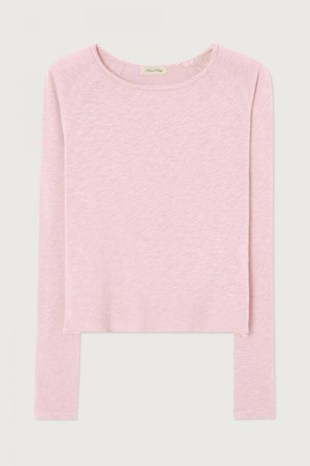 SONOMA_LONG SLEEVE_GUIMAUVE VINTAGE (소노마 롱 슬리브 기모브 빈티지)는 부드러운 촉감의 면 소재로 제작된 여성용 긴소매 티셔츠입니다. 핑크 컬러의 무지 디자인으로, 베이직하고 캐주얼한 스타일을 연출하며, 레귤러핏으로 편안하게 착용할 수 있습니다. 봄, 가을에 활용하기 좋은 얇은 두께로, 데이트룩과 카페룩에 잘 어울립니다. 이너웨어로 활용하기에도 좋으며, 미니멀하고 클래식한 룩을 연출하기에 적합합니다. 기본 티셔츠로 다양한 스타일을 소화할 수 있어 활용도가 높습니다.
