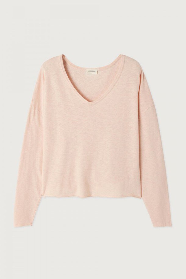 SONOMA(소노마) V넥 비스킷 빈티지 티셔츠는 베이직하면서도 빈티지한 무드를 연출하는 공용 티셔츠입니다. 부드러운 면 소재로 제작되어 얇고 가벼워 봄, 여름철 데일리로 편안하게 착용할 수 있습니다. 레귤러 핏과 V넥 디자인이 특징이며, 긴 소매 기장으로 다양한 스타일 연출이 가능합니다. 비스킷 컬러의 무지 디자인으로 어떤 하의와도 쉽게 매치할 수 있으며, 이너웨어로도 활용 가능합니다. 소노마만의 시그니처 디자인과 타임리스 스타일을 경험해 보세요.
