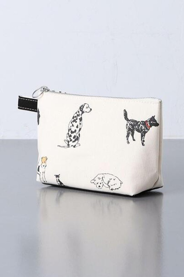 25SS 미디엄 사이즈 토일레트리 백_도그 (TOILETRY BAG_DOG)은 귀여운 강아지 프린팅이 돋보이는 여성용 파우치입니다. 캔버스 소재로 제작되어 캐주얼하고 미니멀한 스타일을 연출하며, 화이트 컬러로 깔끔함을 더했습니다. 미디엄 사이즈의 사각 형태이며, 지퍼로 간편하게 여닫을 수 있습니다. 일상생활에서 화장품 등을 수납하기에 적합하며, 파우치 내부 내용물을 안전하게 보호해줍니다.

