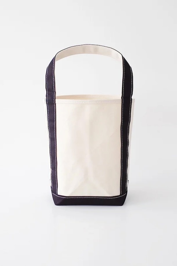 25SS 스몰 사이즈 템베아 바게트 토트백_Natural + Black은 여성의 데이트룩, 출근룩, 모임룩에 어울리는 토트백입니다. 캔버스 소재의 스몰 사이즈 가방으로, 내추럴과 블랙 컬러의 투톤 배색이 특징입니다. 심플한 무지 디자인에 스티치 디테일로 포인트를 더했으며, 오픈형으로 편리하게 사용할 수 있습니다. 캐주얼, 미니멀, 클래식 스타일을 즐겨 입는 분들께 추천하는 바게트 스타일의 가방입니다.
