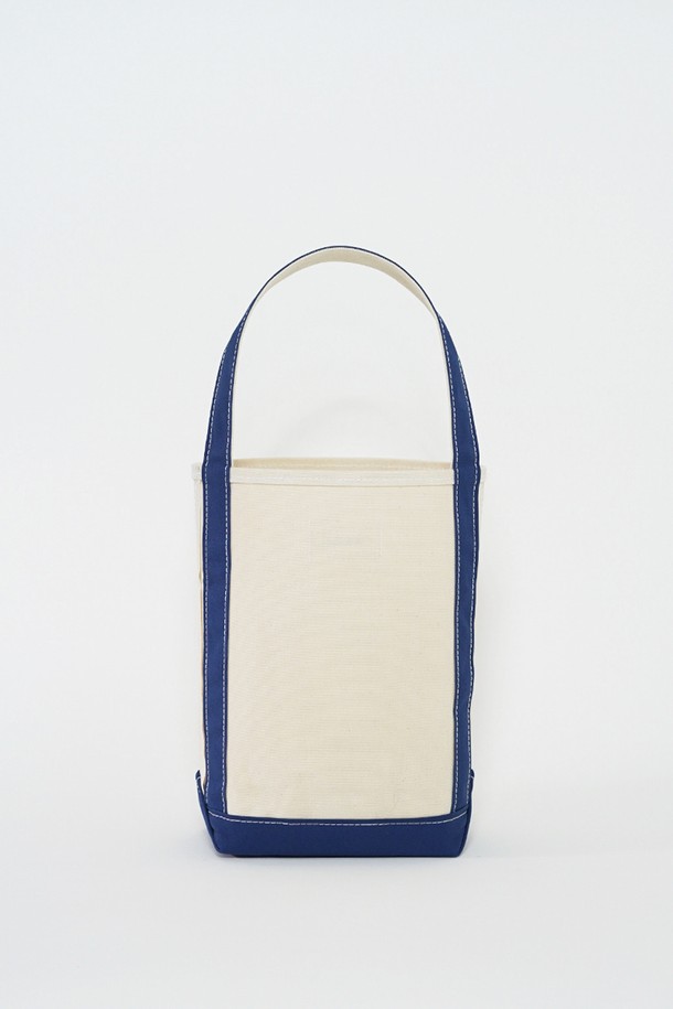 25SS 시즌, 템베아(TEMBEA)의 스몰 사이즈 바게트 토트백입니다. 내추럴 캔버스 소재에 네이비 컬러 배색이 돋보이는 디자인으로, 클래식, 미니멀, 캐주얼 스타일 모두 소화 가능합니다. 데이트룩, 출근룩, 모임룩 등 다양한 TPO에 활용하기 좋습니다. 사각 쉐입에 바게트 스타일로 포인트를 주어 세련된 분위기를 연출합니다. 오픈형 잠금 방식으로 편리하게 사용 가능하며, 콤팩트한 스몰 사이즈로 소지품을 간편하게 수납할 수 있습니다.
