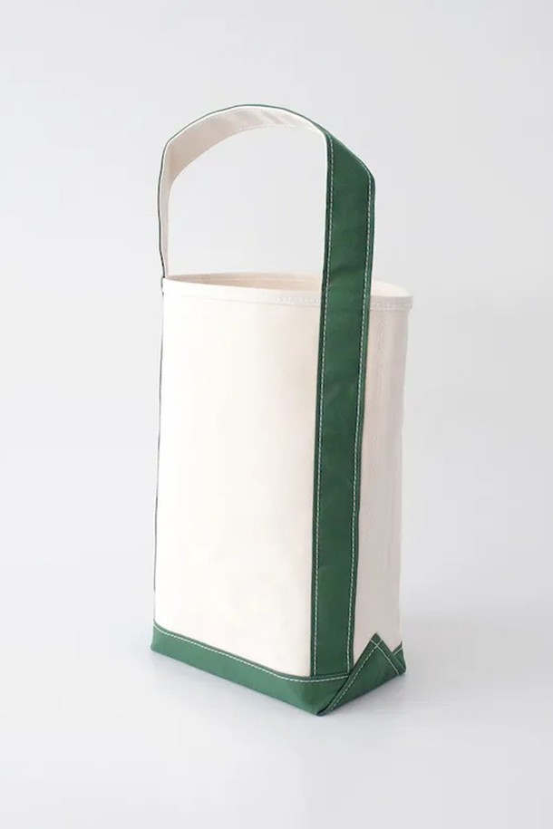 25SS 템베아 바게트 토트백_Natural + Green은 캔버스 소재의 미디엄 사이즈 토트백입니다. 내추럴 컬러와 그린 컬러 배색의 투톤 디자인이 특징이며, 무지 패턴으로 미니멀하고 클래식한 분위기를 연출합니다. 오픈형 잠금 방식으로 편의성을 높였으며, 바게트 스타일의 디자인이 돋보입니다. 데이트룩, 산책룩, 여행룩 등 다양한 TPO에 캐주얼하게 매치할 수 있습니다. 손잡이가 있어 실용성을 더했습니다.
