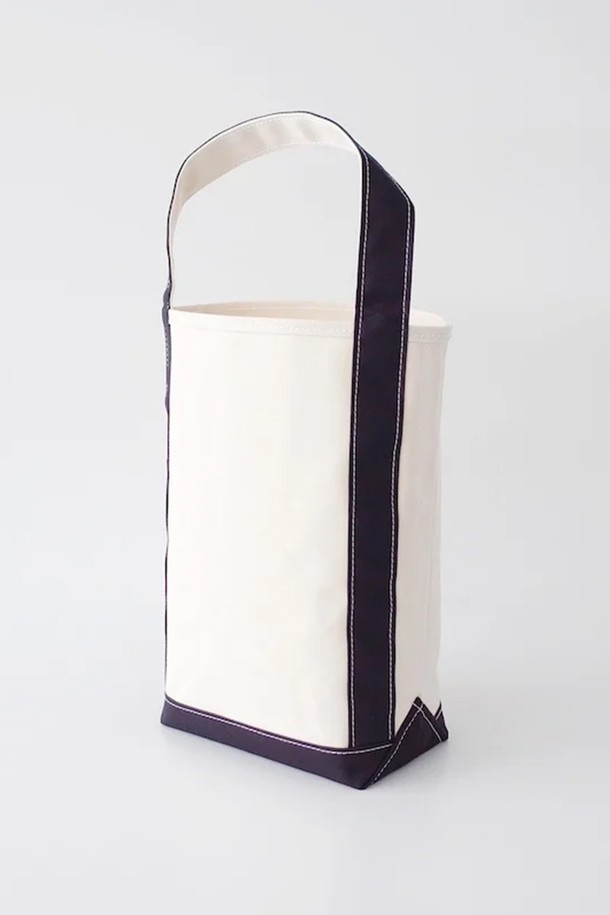 **25SS 미디엄 사이즈 템베아 바게트 토트백_Natural + Black**

내추럴 컬러 캔버스 소재와 블랙 컬러 배색이 돋보이는 템베아(TEMBEA) 바게트 토트백입니다. 미디엄 사이즈로, 넉넉한 수납 공간을 제공하여 일상에서 유용하게 활용할 수 있습니다. 무지 디자인에 사각 형태, 오픈형 잠금 방식으로 심플함을 더했습니다. 캐주얼, 미니멀, 클래식 스타일을 즐겨 입는 여성분들에게 베이직하면서도 세련된 포인트를 선사합니다. 캔버스백 특유의 내추럴한 질감이 멋스러운 가방입니다.
