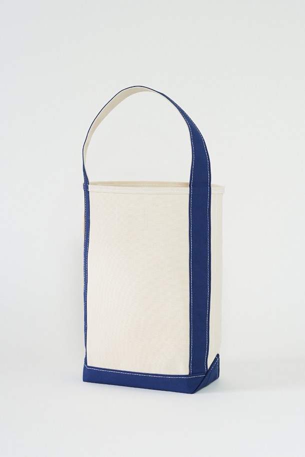 25SS 미디엄 사이즈 템베아 바게트 토트백_Natural + Navy는 캔버스 소재의 여성 토트백입니다. 자연스러운 Natural 컬러와 세련된 Navy 컬러의 투톤 배색이 돋보이며, 25SS 시즌에 새롭게 선보이는 디자인입니다. 미디엄 사이즈의 사각 형태에 바게트 스타일을 더해 캐주얼, 미니멀, 클래식한 스타일을 연출하기 좋습니다. 데이트룩, 여행룩, 산책룩 등 다양한 TPO에 활용할 수 있으며, 오픈형 디자인으로 편리하게 사용 가능합니다.
