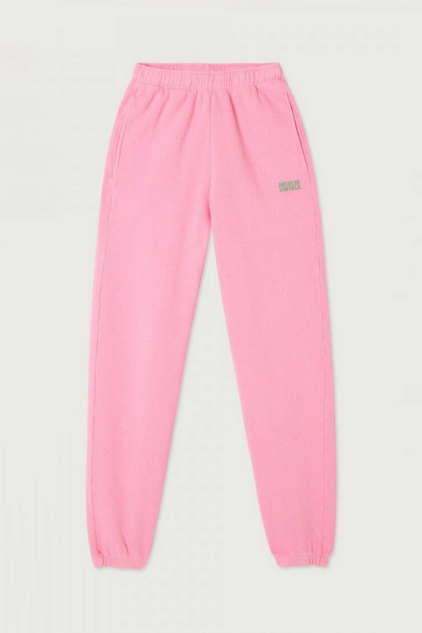 "JOGGERS IZUBIRD_ROSE VINTAGE"는 여성용 조거 팬츠입니다. 봄, 가을에 어울리는 부드러운 면 소재로 제작되었으며, 루즈핏과 조거핏의 편안한 착용감을 선사합니다. 핑크 컬러의 무지 디자인에 빈티지한 느낌을 더해 캐주얼, 스포티, 미니멀한 스타일을 연출하기 좋습니다. 산책룩으로 활용하기에 적합하며, 밴딩 처리로 활동성을 높였습니다. 
