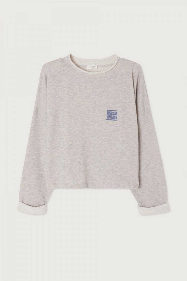 SWEATSHIRT ZOFBAY_GRIS CHINE(스웨트셔츠 조프베이_그리스 쉰)은 부드러운 면 소재의 여성용 스웨트셔츠입니다. 넉넉한 루즈핏과 라운드넥 디자인으로 편안한 착용감을 선사하며, 무지 스타일로 베이직하고 캐주얼한 매력을 더합니다. 가을, 겨울 시즌에 어울리는 두꺼운 두께감으로 따뜻하게 착용할 수 있으며, 긴 소매와 로고 디테일이 특징입니다. 집콕룩, 산책룩 등 다양한 TPO에 활용 가능하며, 캐주얼, 미니멀, 클래식 스타일을 연출하기 좋습니다.
