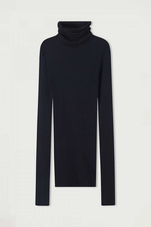 매사추세츠_느와르 터틀넥 티셔츠는 여성용 상의로, 가을과 겨울에 착용하기 좋은 슬림핏 블랙 터틀넥 티셔츠입니다. 부드러운 면 소재로 제작되어 편안한 착용감을 선사하며, 얇은 두께감으로 간절기부터 겨울까지 활용도가 높습니다. 베이직한 디자인과 미니멀한 스타일로 출근룩을 포함한 다양한 일상 룩에 매치하기 좋고, 미니멀, 클래식, 시크한 스타일을 연출할 수 있습니다. 무지 패턴의 긴 소매 디자인으로 어떤 하의와도 쉽게 코디할 수 있어 실용적입니다.
