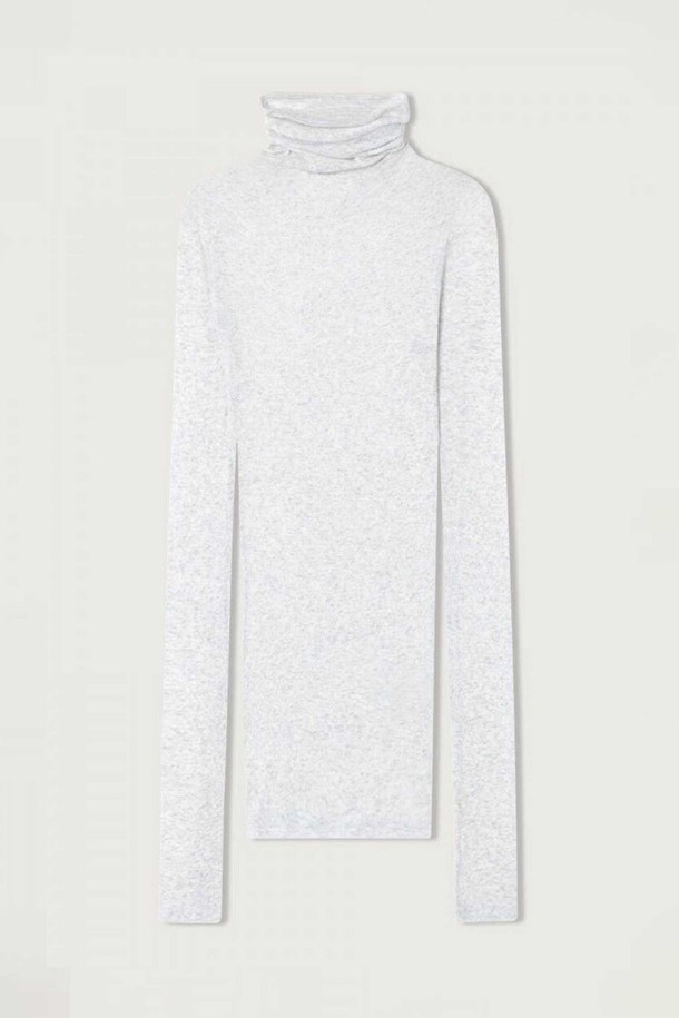 "TURTLE NECK T-SHIRT MASSACHUSETTS_GRIS CHINE"은 여성용 터틀넥 티셔츠입니다. 부드러운 면 소재로 제작되어 가을, 겨울철에 따뜻하게 착용할 수 있습니다. 슬림핏에 레귤러 기장으로, 미니멀하고 베이직한 스타일을 연출합니다. 그레이 컬러의 무지 디자인으로 다양한 룩에 활용하기 좋으며, 출근룩으로도 적합합니다. 긴 소매 기장의 얇은 두께감으로 편안한 착용감을 선사합니다.
